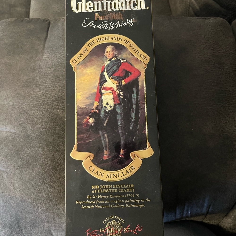 Collectible Glenfiddich Clans of the Highlands- Clan Sinclair Tin w/ Bottle